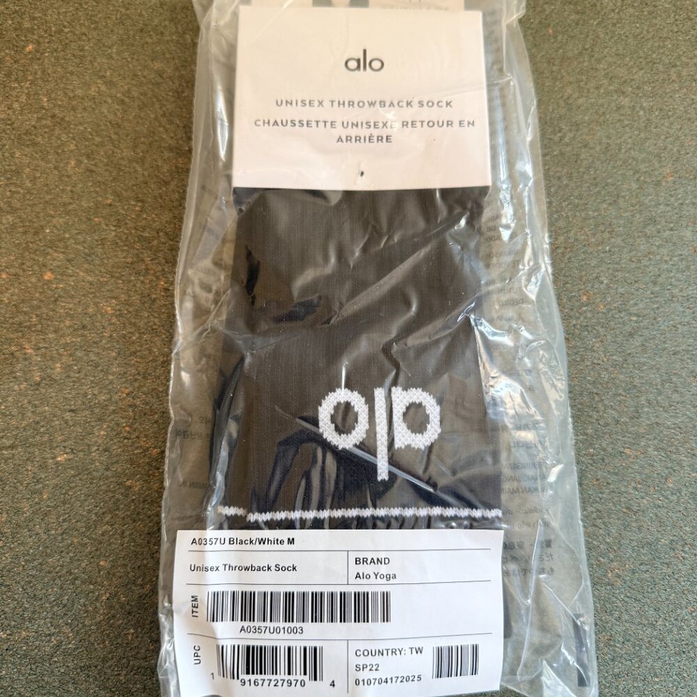 ALO Yoga Unisex Throwback Socks in Black/White - NEW - Picture 2 of 2